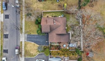 18 Gaylore Dr W, Amityville, NY 11701