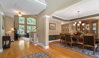 35 Shinnecock Hills Dr, Albany, NY 12205