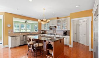 8301 FOX HAVEN Dr, McLean, VA 22102