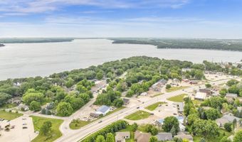 424 Emerald Dr, Arnolds Park, IA 51331