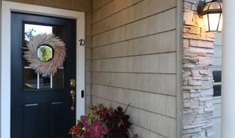 70 Woodcrest Ln 70, Danbury, CT 06810