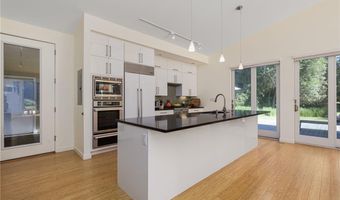 621 E Shore Rd, Jamestown, RI 02835