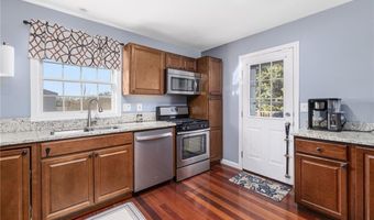 136 Corporate Pl, Middletown, RI 02842