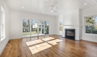 1 Knowlton Ct, Bristol, RI 02809