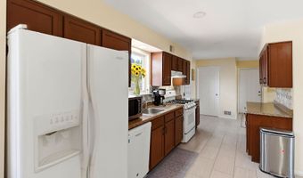 16 Cherry St, Beachwood, NJ 08722