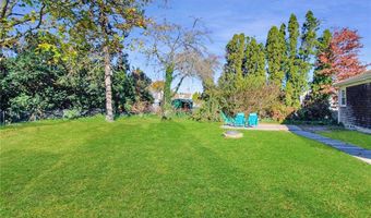17 Wood Rd, Middletown, RI 02842