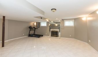 1101 Courtwood Cir, Ballwin, MO 63011