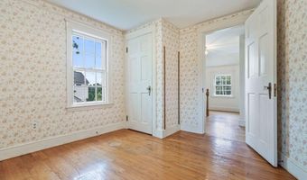 5 Phillips Rd, Falmouth, ME 04105