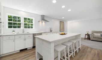 9 Foster St, Barrington, RI 02806