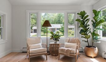 8 Knight St, Falmouth, ME 04105