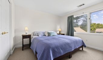 2 Martingale Ln, Narragansett, RI 02882