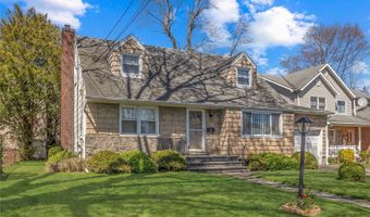 53 Woodward St, Roslyn Heights, NY 11577