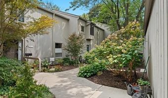 2208 Applewood Ct, Ann Arbor, MI 48103