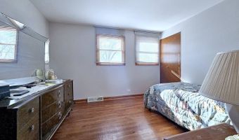 357 N PIONEER Dr, Addison, IL 60101