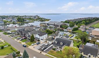 34 Meadow Ln, Amityville, NY 11701