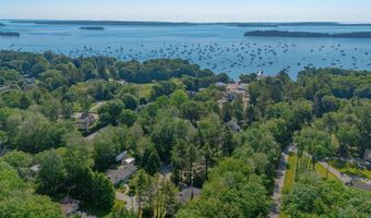 8 Knight St, Falmouth, ME 04105