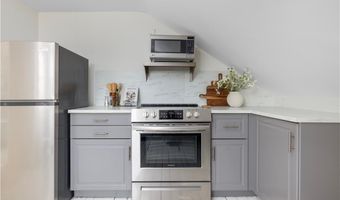 27 Dean Ave 3, Newport, RI 02840