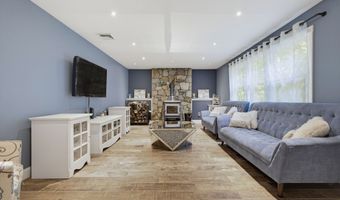 18 Vale Rd, Brookfield, CT 06804