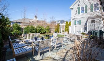 21 Lee Ave, Newport, RI 02840