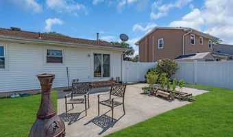 27 Carver St, Bayville, NJ 08721