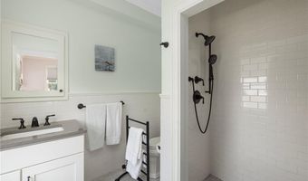 3 Oak St, Middletown, RI 02842