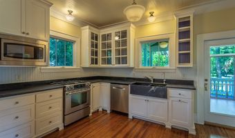 15 8th St, Apalachicola, FL 32320