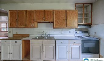 79 Mountain Lake Rd, Belvidere, NJ 07823