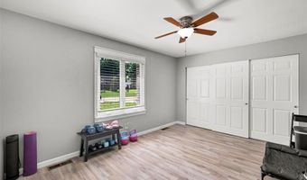 806 Hollyridge Dr, Ballwin, MO 63011