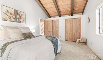 9734 Moore Dr, Cascade, ID 83611