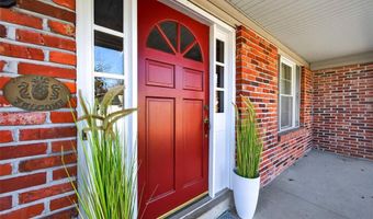 618 Running Creek Dr, Ballwin, MO 63021