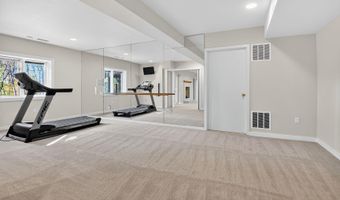 9209 VENDOME Dr, Bethesda, MD 20817