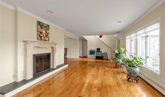 76 Parkview Dr, Albertson, NY 11507