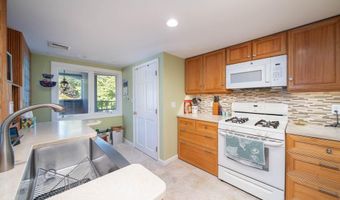 152 Crompton Ave 12, East Greenwich, RI 02818