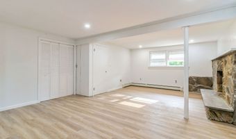 8 Laurel Dr, Brookfield, CT 06804