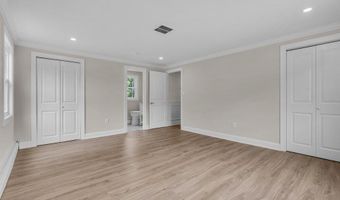 8 Imperia Pl, Aberdeen, NJ 07747