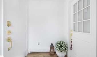 45 E St, Bristol, RI 02809