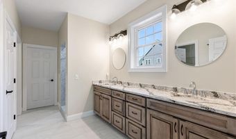 8 Lyn Ct, Cumberland, RI 02864