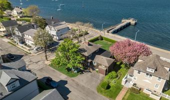 4 Van Zandt Ave, Newport, RI 02840