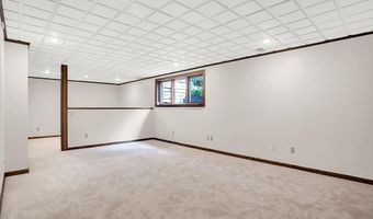 9015 Admirals Pointe Dr, Indianapolis, IN 46236