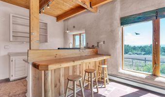 77 North Rd, Carson, NM 87517