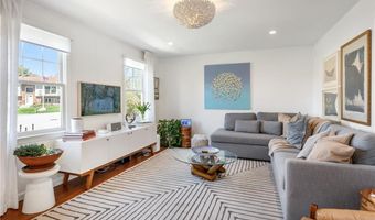 7 Maloney Ln, Middletown, RI 02842