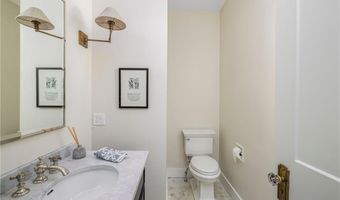 26 Narragansett Ave, Newport, RI 02840