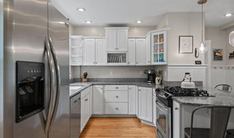259 Middle Rd, Falmouth, ME 04105