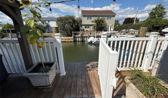 3 Desoto Rd, Amity Harbor, NY 11701