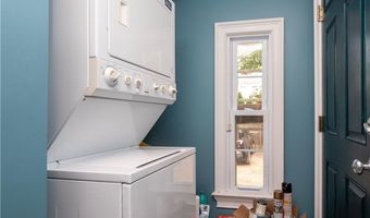 8 Cottage St 2, Newport, RI 02840