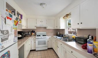 7 Cleveland Ave, Cranston, RI 02920