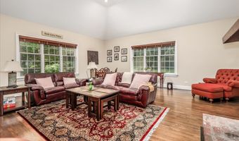 2 Raven Crest Dr, Bethel, CT 06801
