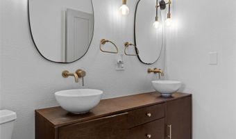 690 S Newark Ct, Aurora, CO 80012