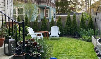 9 Dartmouth St, Newport, RI 02840