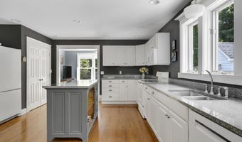 2 Sunnyfield Ln, Falmouth, ME 04105